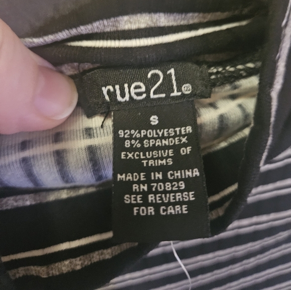 NWT Rue 21 Women's Top Size S Striped Gathered Sides Short Sleeve - Picture 3 of 4